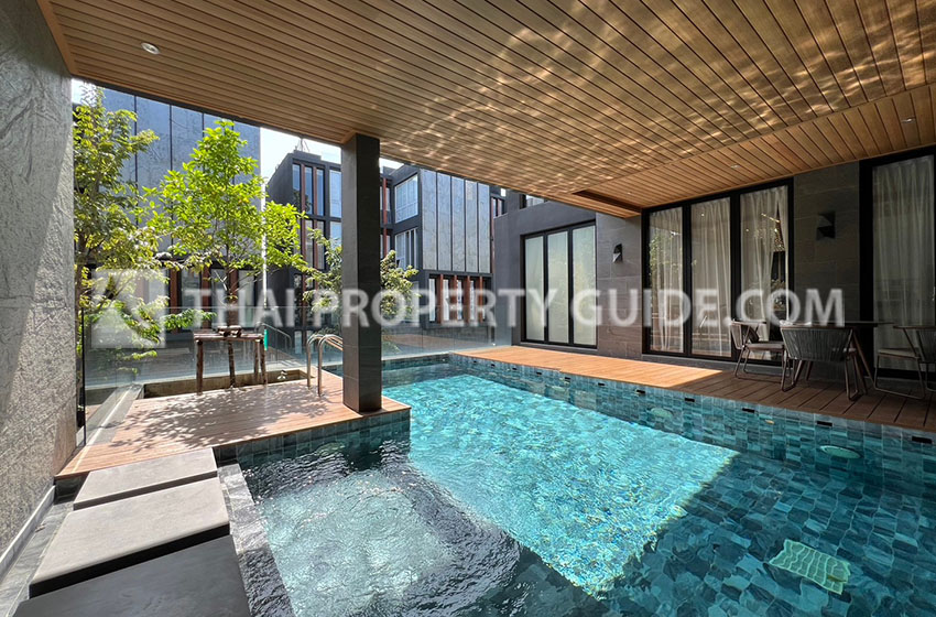House with Private Pool in Srinakarin 
